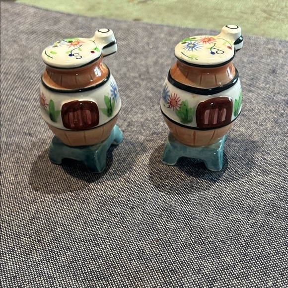 Vtg Napco Ceramics Pot Belly Stove Salt & Pepper Shaker Set Japan - Picture 1 of 6